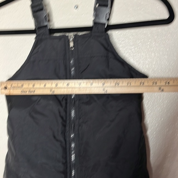 Circo boys bib ski pants, 4T, 100% Nylon, adjustable straps, gaiters. - Picture 3 of 4